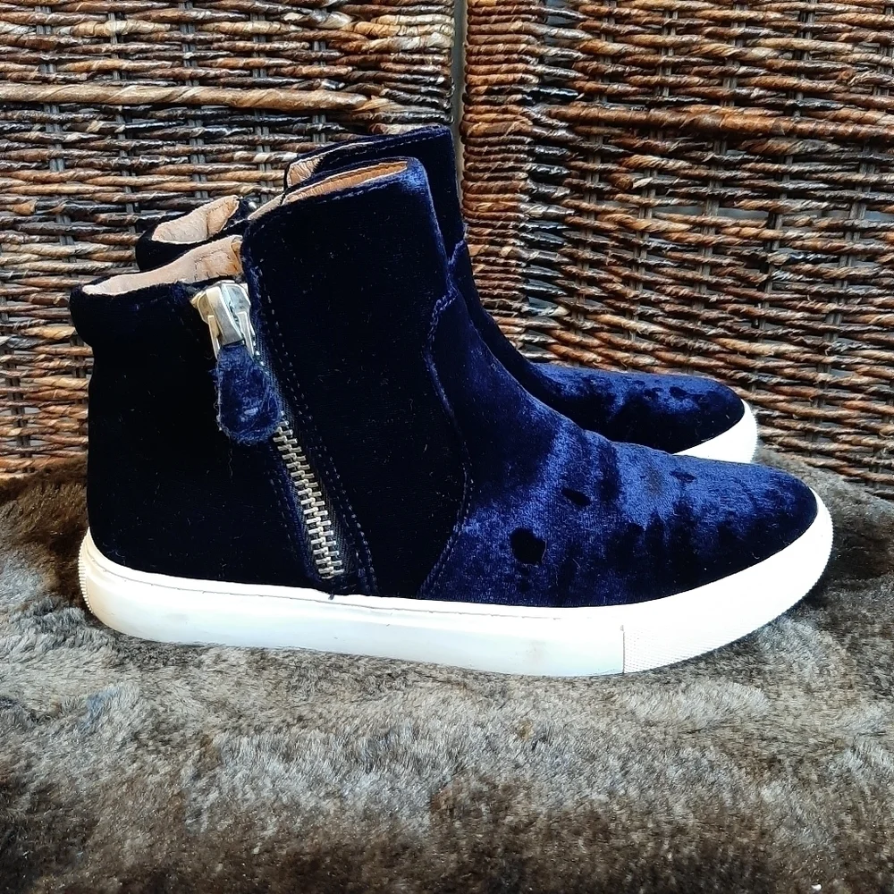 Gentle Souls by Kenneth Cole Women's Shoes Carole Velvet Leather Sneakers Blue 6